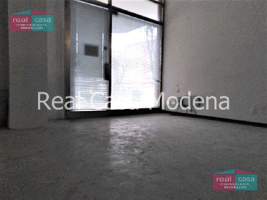 Foto Negozio in Via Giardini 476, Modena San Faustino di 34 m² con 1 locali