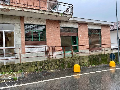 Foto Negozio in Via Don Givogre 3, Villafranca d'Asti Centro di 95 m²