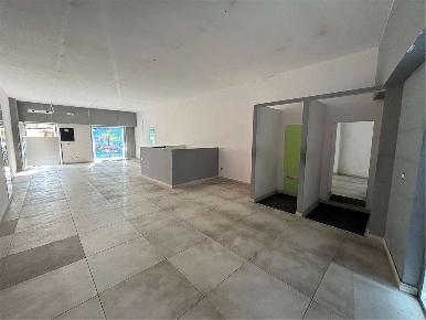 Foto Negozio in Piazza petracca  11, Casarano Centro Storico di 100 m²