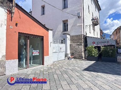 Foto Negozio in Via Edouard Aubert 78, Aosta Centro di 66 m² con 3 locali