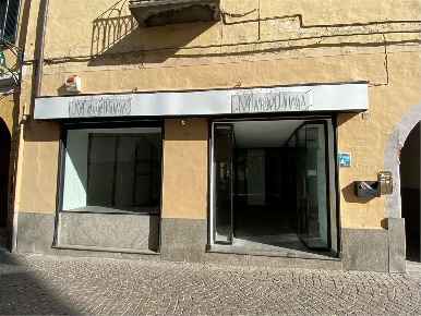 Foto Negozio in Duomo 35, Pinerolo Centro Storico di 90 m² con 2 locali