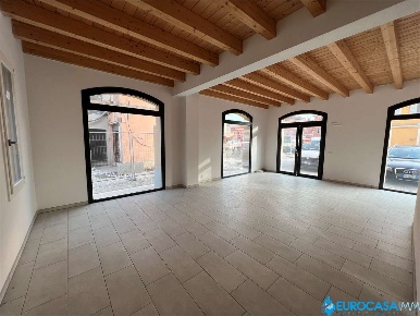 Foto Negozio in VIA ZOLDI, Novi di Modena Centro di 45 m² con 1 locali