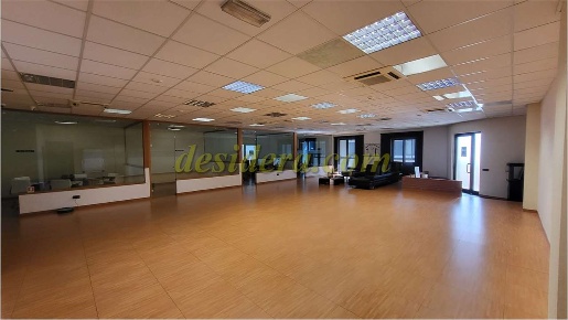 Foto Ufficio a Castelletto sopra Ticino di 330 m² con 9 locali in vendita