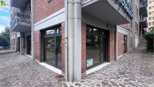 Foto Negozio a Sassuolo di 73 m² con 2 locali in affitto