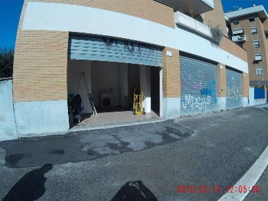 Foto Negozio in VIALE AVIGNONE, Roma Torrino di 120 m² con 2 locali