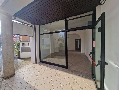 Foto Negozio in Via Litta Rusca, Lurago Marinone di 45 m² con 2 locali