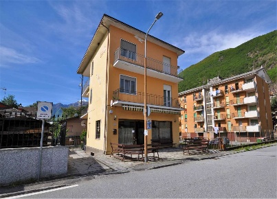 Foto Negozio in Via Fratelli di Dio 3, Villadossola di 70 m² con 5 locali