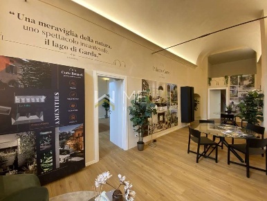 Foto Negozio in Via Brunati, Salò Centro di 121 m² con 2 locali in vendita