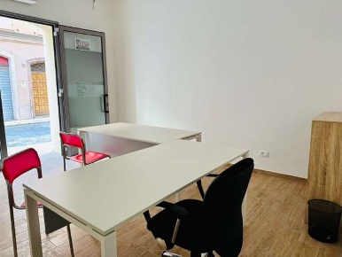 Foto Negozio in VIA CURTATONE 6, Mirandola Centro di 25 m² con 1 locali