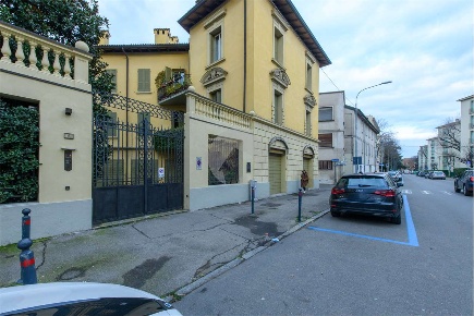Foto Negozio in Via Del Follo, Reggio nell'Emilia Centro Storico di 75 m²