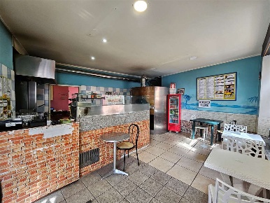Foto Attività commerciale in Via Roma, Fenegrò di 70 m² con 3 locali