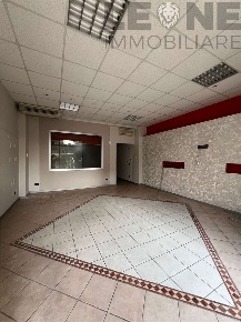 Foto Negozio in Via Alessandro Plessi, Vignola Centro di 65 m² con 1 locali
