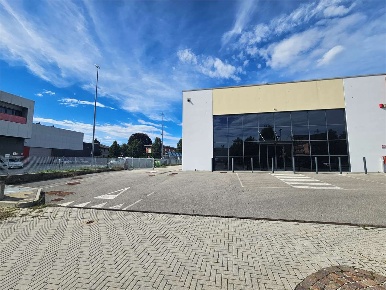 Foto Negozio in Via Vecchia Canturina, Novedrate Centro di 730 m²