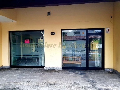 Foto Negozio a Sesto Calende di 45 m² con 1 locali in vendita