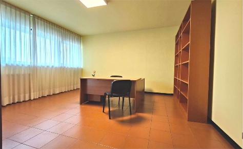 Foto Ufficio in Viale Castruccio Castracani, Lucca Arancio di 50 m²