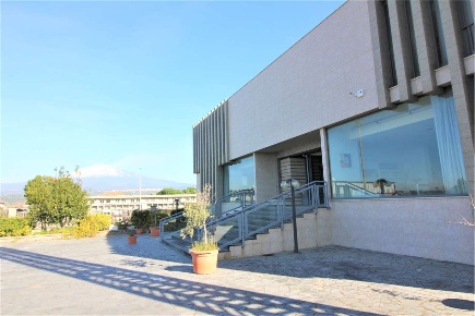 Foto Negozio in via Rinaudo, Belpasso Piano Tavola di 1430 m² con 1 locali