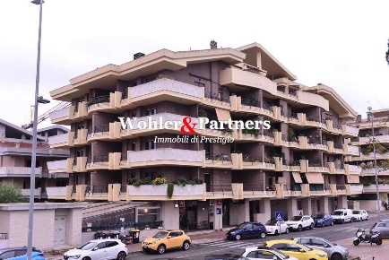 Foto Negozio in Via Villa di Faonte 77, Roma Tufello di 50 m² con 2 locali
