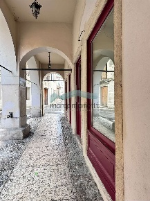 Foto Negozio in VIA COSMO  1, Vittorio Veneto Centro di 40 m² con 1 locali