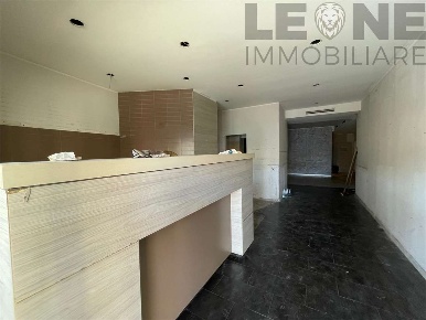 Foto Negozio a Vignola di 214 m² con 8 locali in vendita
