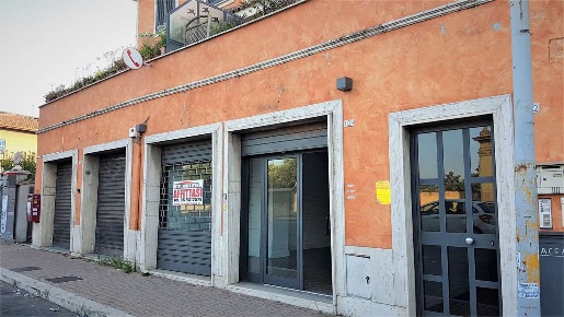 Foto Negozio a Marino di 60 m² con 2 locali in affitto