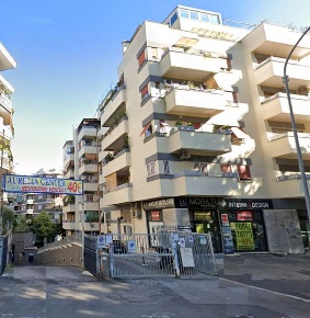 Foto Negozio in Via Dei Prati Fiscali, Roma Conca d'Oro - Valli di 1100 m²
