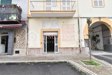 Foto Negozio a Castello di Cisterna di 35 m² con 1 locali in affitto