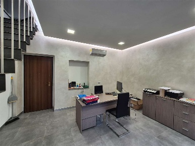 Foto Negozio in Viale Vittorio Veneto  18, Cirimido di 52 m² con 2 locali