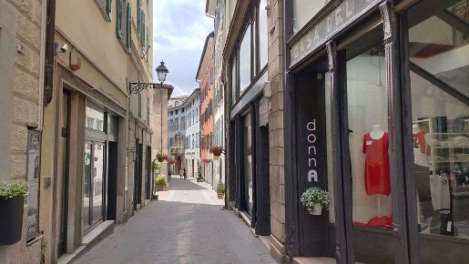Foto Negozio a Rovereto di 200 m² con 8 locali in vendita