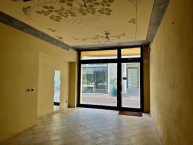 Foto Negozio in via castelfidardo  14, Mirandola Centro di 40 m² in vendita