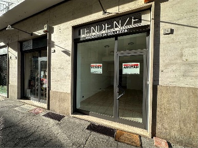 Foto Negozio in Via Virginio 34, Pinerolo Centro di 45 m² con 2 locali