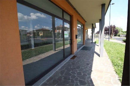 Foto Negozio in Via Della Croce  31, Madone di 110 m² con 1 locali