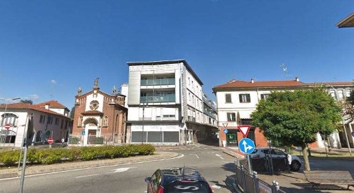 Foto Negozio in Piazza San Giuseppe, Galliate di 131 m² con 2 locali