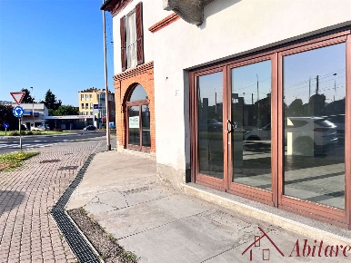 Foto Negozio a Alba di 150 m² con 3 locali in affitto