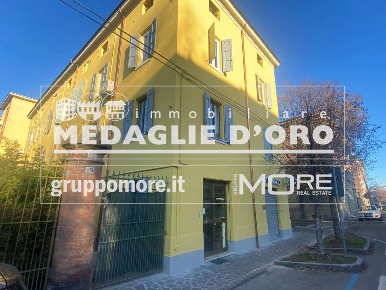Foto Negozio in ad.ze Maserati, Modena Viali di 112 m² con 3 locali