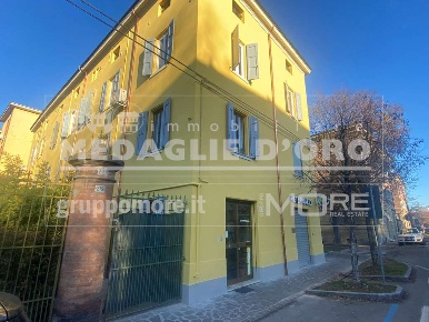Foto Negozio in ad.ze Maserati, Modena Viali di 112 m² con 3 locali