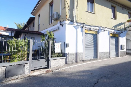Foto Negozio in via san rocco 3, Fenegrò di 140 m² con 3 locali in vendita