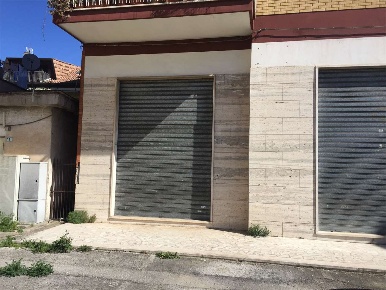 Foto Negozio in Via Labriola 13, Frosinone Centro di 500 m² con 6 locali