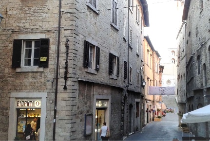 Foto Magazzino in Via Mazzini  16, Todi Centro di 12 m² con 1 locali