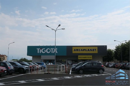 Foto Negozio in Via Trieste  85, Galliate di 1100 m² con 7 locali