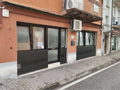 Foto Negozio in via S. Faustino 55, Modena San Faustino di 700 m²