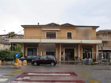 Foto Negozio in Via Vittorio Veneto 157, Pontedera Oltrera di 140 m²