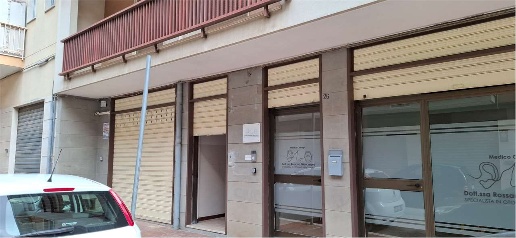 Foto Negozio a Castellana Grotte di 100 m² con 3 locali in affitto