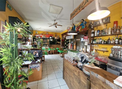 Foto Attività commerciale a Senna Comasco di 400 m² con 12 locali