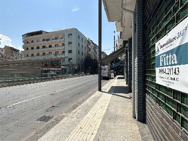 Foto Magazzino in Piazza C.Bilotti 15, Cosenza Centro di 97 m² con 3 locali