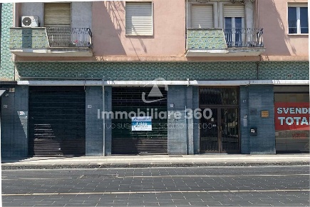 Foto Magazzino in Piazza C.Bilotti 15, Cosenza Centro di 97 m² con 3 locali