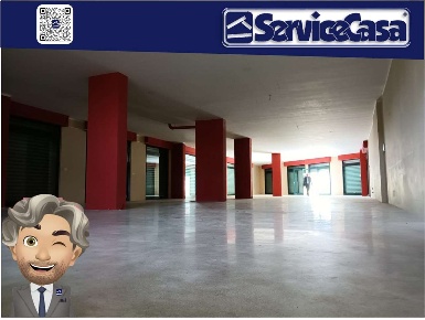 Foto Negozio in VIALE RUSSIA, Cerignola Centro di 350 m² con 1 locali