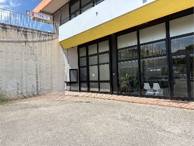 Foto Magazzino a Osimo di 100 m² con 2 locali in affitto