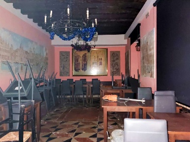 Foto Negozio in Campo San Bartolomeo, Venezia San Marco di 240 m²