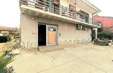 Foto Magazzino a Frosinone di 110 m² con 3 locali in affitto