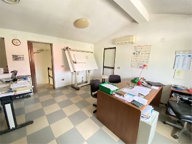 Foto Negozio a Iglesias di 160 m² con 3 locali in vendita